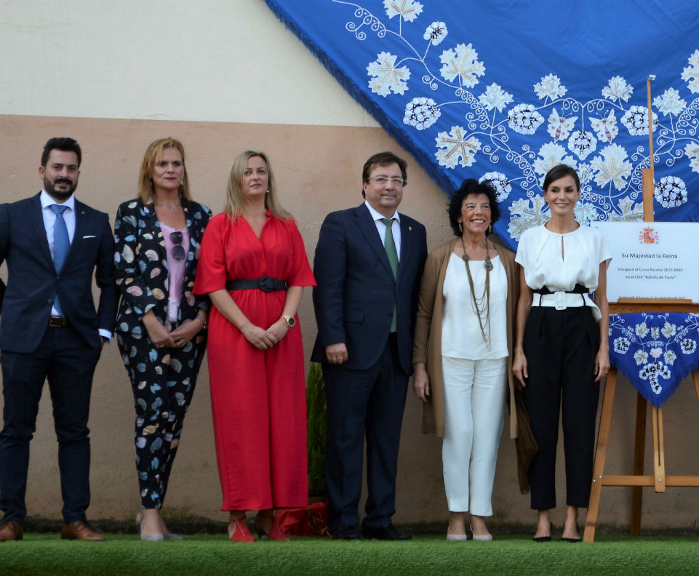 Look de la Reina Letizia que queremos copiar para ir a trabajar. Foto: EFE