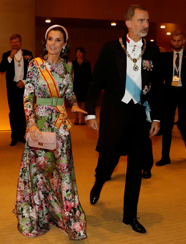 La Reina Letizia con vestido de Matilde Cano y diadema de Nana Golmar en la entronización de Naruhito en Japón. Foto: EFE