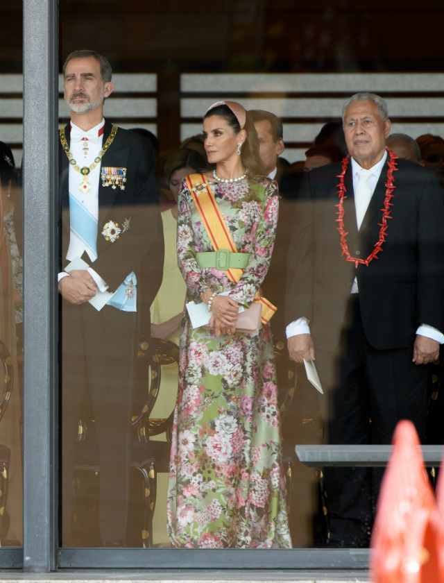 La Reina Letizia con vestido de Matilde Cano y diadema de Nana Golmar en la entronización de Naruhito en Japón. Foto: EFE