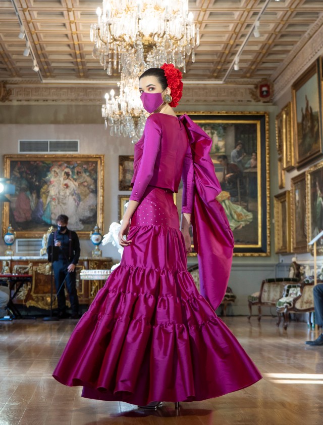 Desfile de moda flamenca Uniqo Qlamenco 2021 en Casa Fabiola. Diseño de Adelina Infante. Foto: Ernesto Castillo