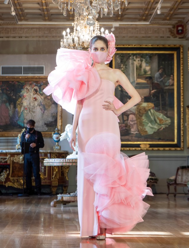 Desfile de moda flamenca Uniqo Qlamenco 2021 en Casa Fabiola. Diseño de Ana Morón. Foto: Ernesto Castillo