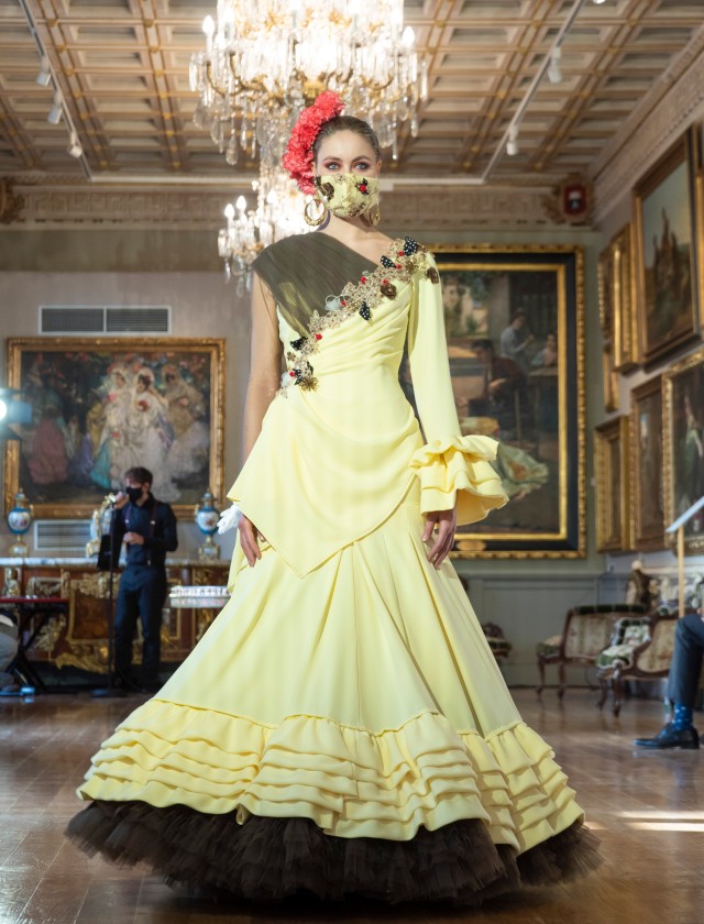 Desfile de moda flamenca Uniqo Qlamenco 2021 en Casa Fabiola. Diseño de Carmen Latorre. Foto: Ernesto Castillo