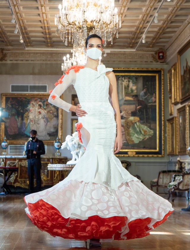 Desfile de moda flamenca Uniqo Qlamenco 2021 en Casa Fabiola. Diseño de De Lunares y Volantes. Foto: Ernesto Castillo