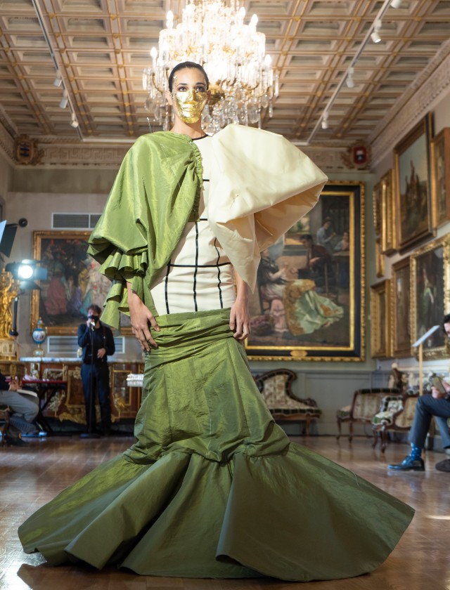 Desfile de moda flamenca Uniqo Qlamenco 2021 en Casa Fabiola. Diseño de Gil Ortiz. Foto: Ernesto Castillo