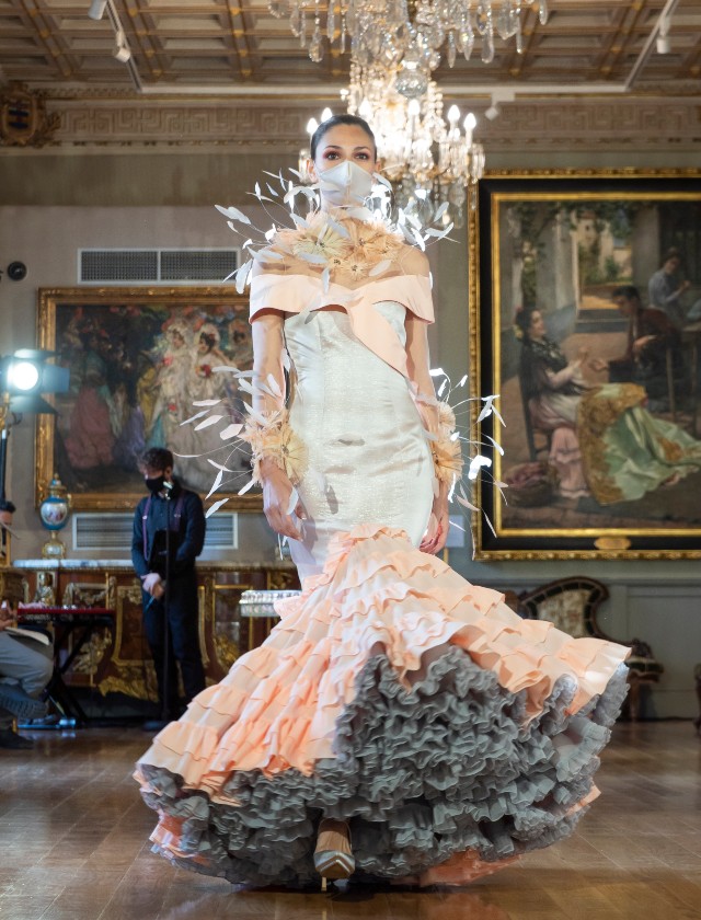 Desfile de moda flamenca Uniqo Qlamenco 2021 en Casa Fabiola. Diseño de Javier García. Foto: Ernesto Castillo