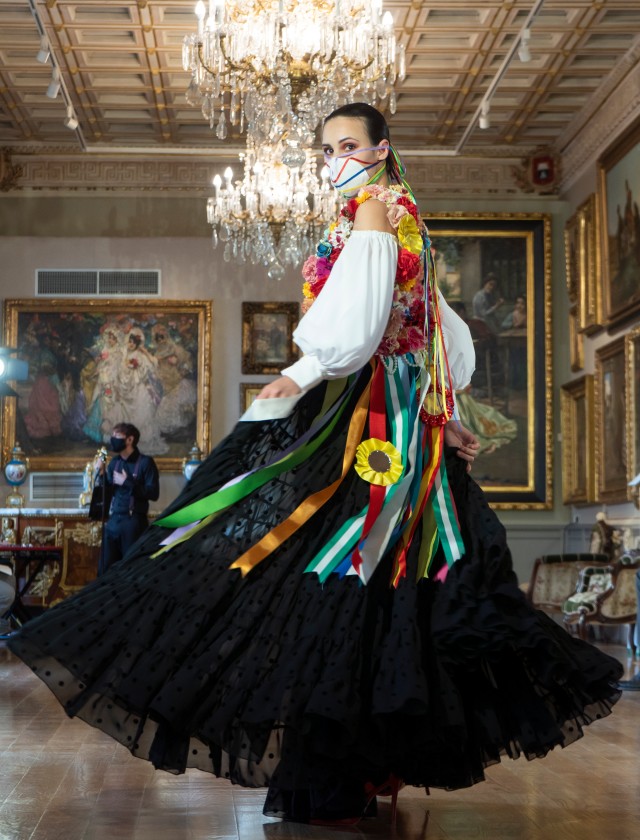 Desfile de moda flamenca Uniqo Qlamenco 2021 en Casa Fabiola. Diseño de José Galváñ. Foto: Ernesto Castillo