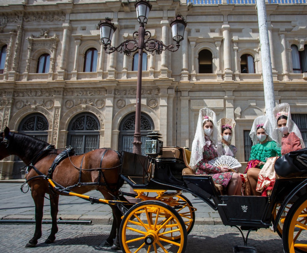 Modelos vestidas de mantilla de ceremonia. Foto: Juan Flores