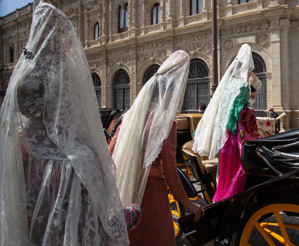Modelos vestidas de mantilla de ceremonia. Foto: Juan Flores