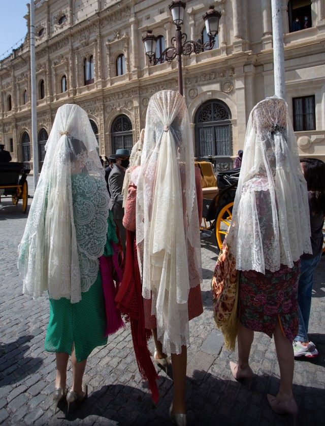 Modelos vestidas de mantilla de ceremonia. Foto: Juan Flores