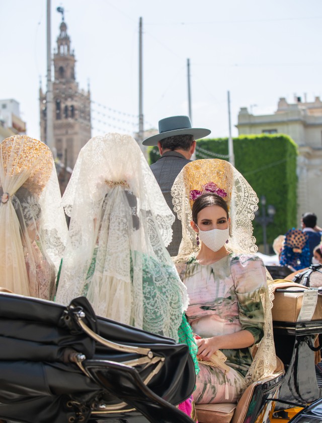 Modelos vestidas de mantilla de ceremonia. Foto: Juan Flores