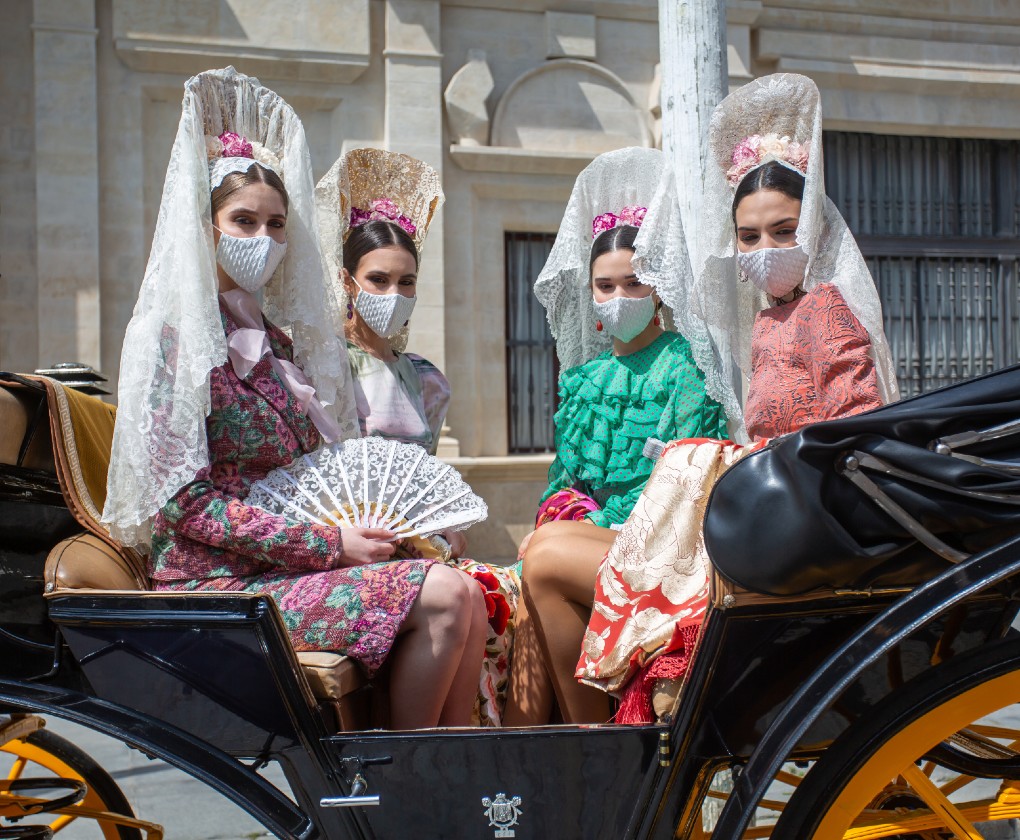 Modelos vestidas de mantilla de ceremonia. Foto: Juan Flores
