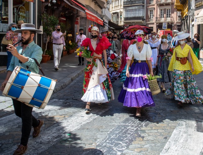 Sentido homenaje a la moda flamenca para el soñado Rocío 2021
