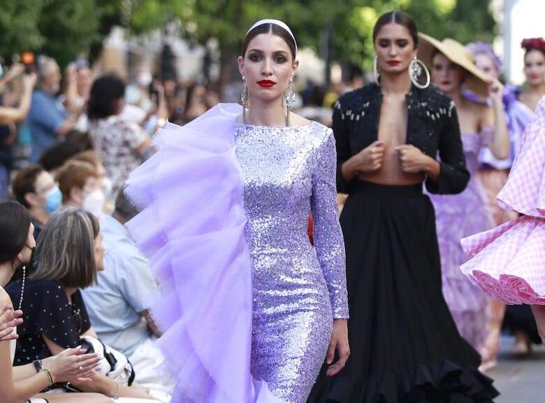 El tercer desfile colectivo de moda flamenca en el centro de Sevilla, en fotos
