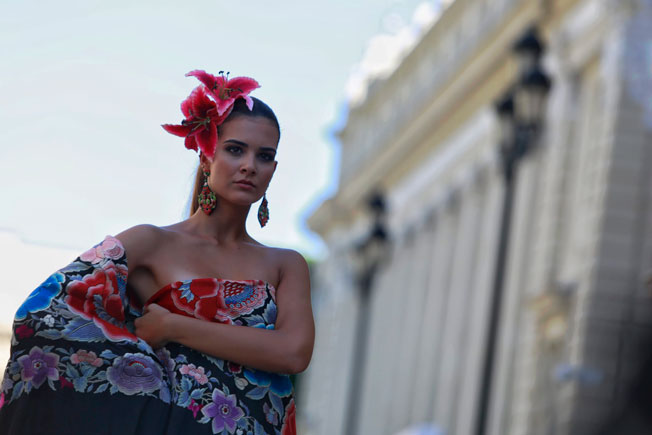 El primer desfile de moda flamenca de Mof&Art en el centro de Sevilla, en fotos