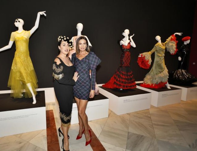 Una exposición de moda que convierte a Sevilla en alfombra roja