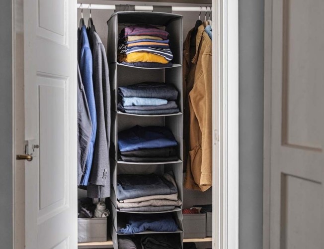 14 trucos para colgar la ropa en el armario y que te quepa todo