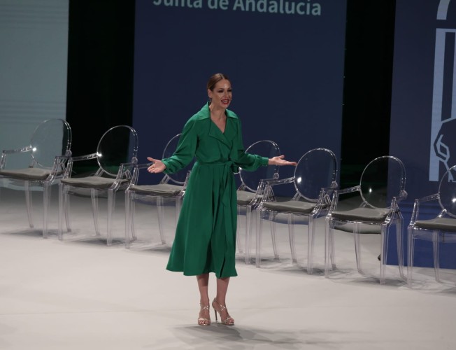Eva González nos sorprende en el acto del Día de Andalucía con un vestido-gabardina en verde