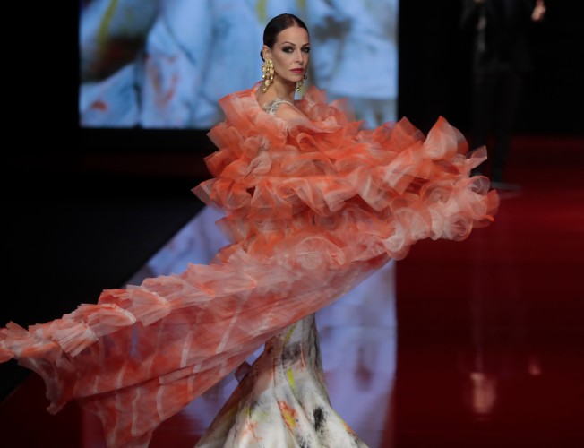 Eva González revoluciona SIMOF 2022 con una bata de cola de Victorio & Lucchino