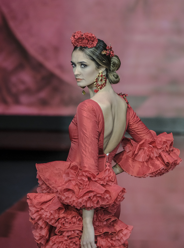 tres claveles sobre la cabeza formas de colocar la flor flamenca