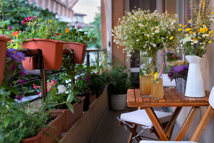 Decora tu terraza o balcón con plantas artificiales