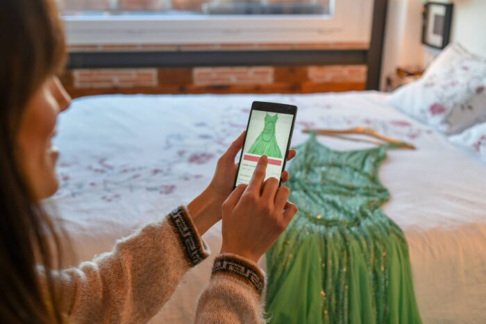 ¿Alquilarías a otra invitada ese vestido de boda que solo te has puesto una vez? Así es el Airbnb de la moda