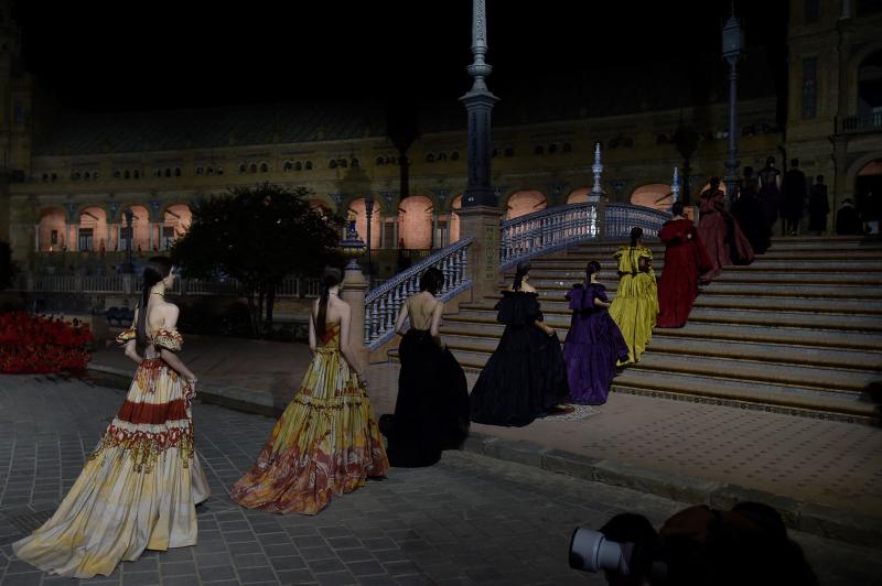 Dior se enamora de Sevilla en un desfile histórico para la ciudad