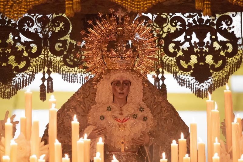 Maria Grazia Chiuri, diseñadora de Dior, visita las hermandades de la Semana Santa de Sevilla para inspirarse