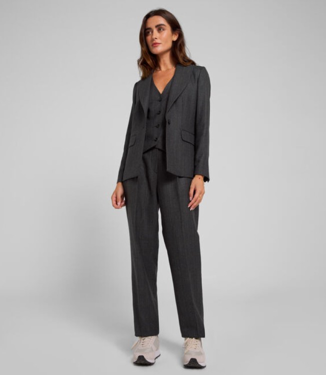 Lourdes Montes apuesta por el traje de chaqueta con chaleco para ser la