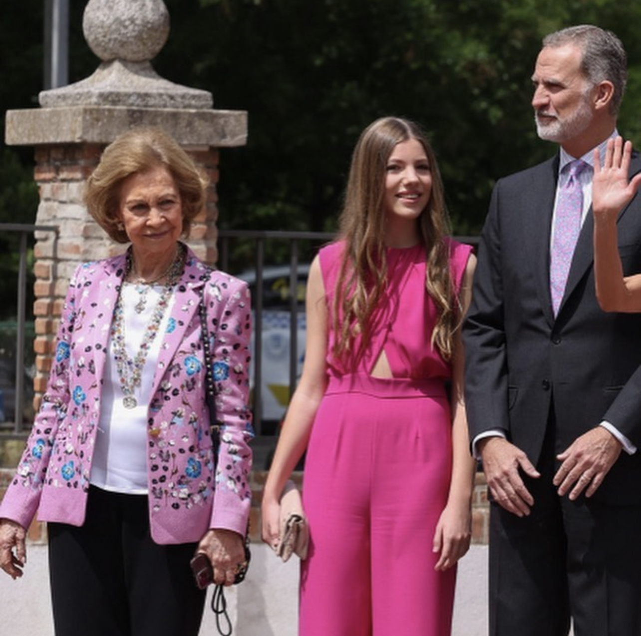 La infanta Sofía elige un look de escote cruzado y abertura delantera para su confirmación