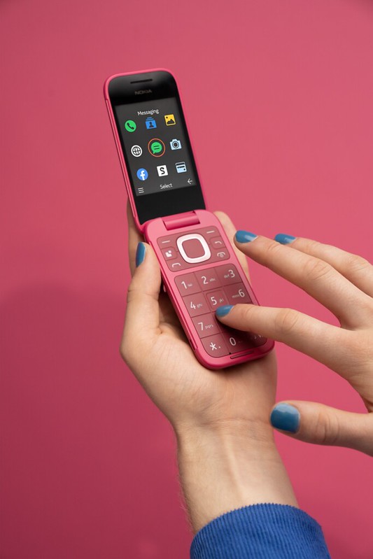 La moda de los teléfonos tontos se hace viral. Los nuevos diseños de Nokia  conquistan a la Generación Z y a los millennials - Bulevar Sur