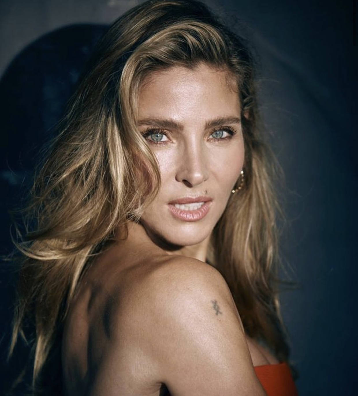 Elsa Pataky deslumbra con el vestido lencero blanco que querrán llevar todas las novias minimalistas