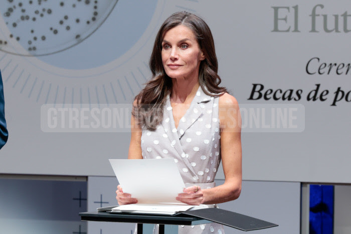 La reina Letizia repite el vestido de lunares de firma española perfecto para días calurosos