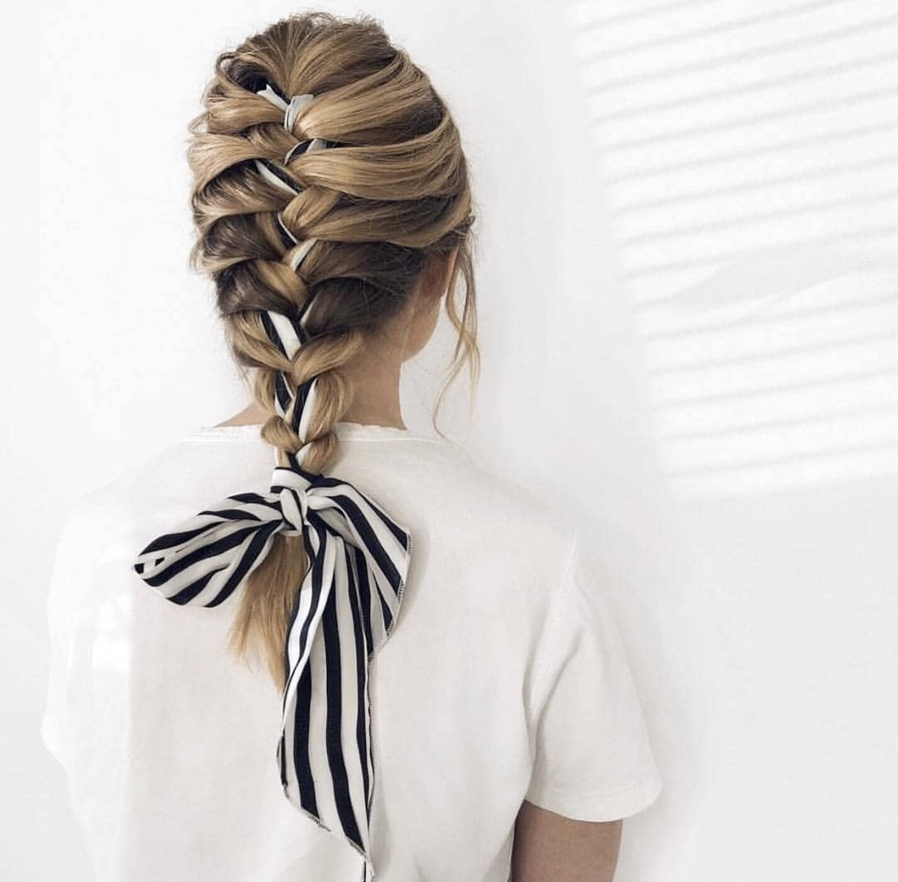 Trenza con pañuelo: El paso a paso para el peinado más chic del otoño