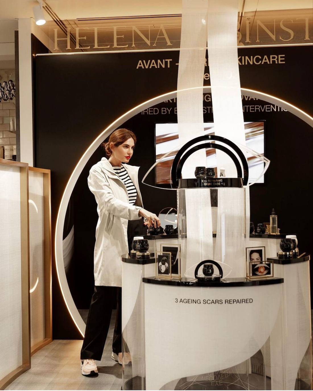 La parka de Lourdes Montes para lucir elegante en los días de lluvia: ¿dónde la puedo conseguir y cuál es su precio?