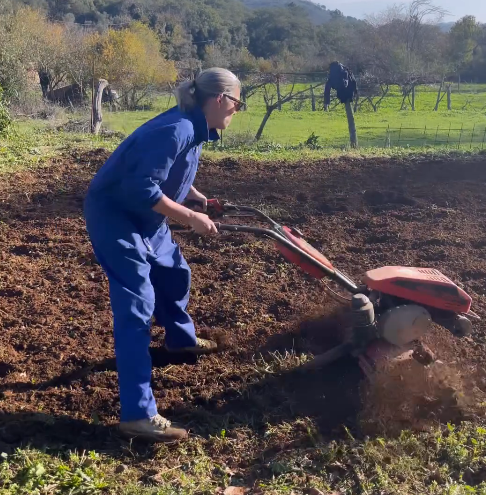 Laura Sánchez muestra su vida en el campo tras sembrar hortalizas: «El trabajo dignifica y cansa»