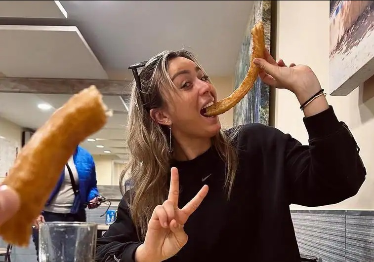 Paula Badosa disfruta de una ración de churros con Tsitsipas en Sevilla