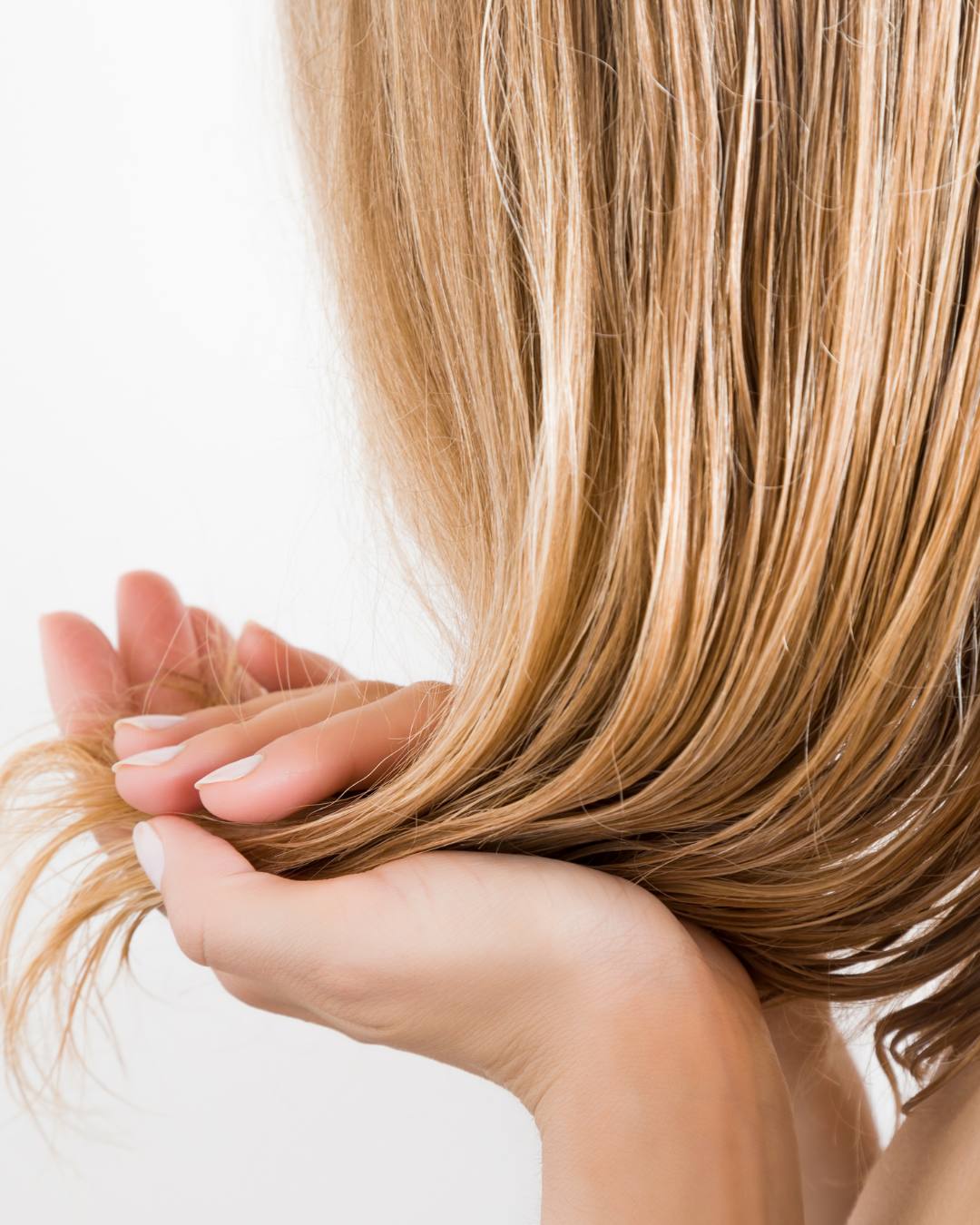 El truco para conseguir una melena brillante y suave consiste en lavarse el pelo con cerveza: ¿mito o realidad?