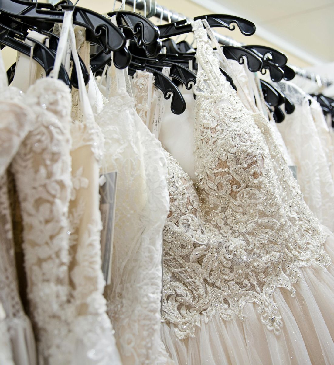 Tendencias en novias de primavera: estampados, encajes y con capa