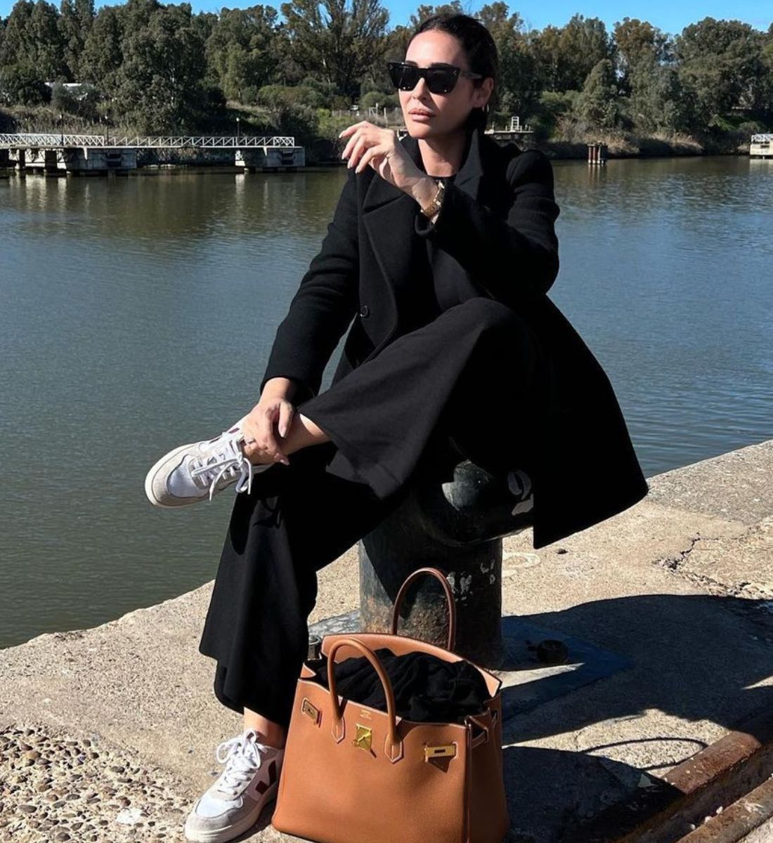 Vicky Martín Berrocal y Victoria Beckham ponen en tendencia las deportivas y el abrigo oversize