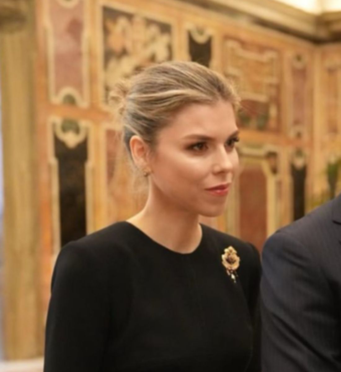 El look de Manuela Villena en el I Congreso Andaluz de Párkinson es la perfecta armonía de elegancia y sutileza