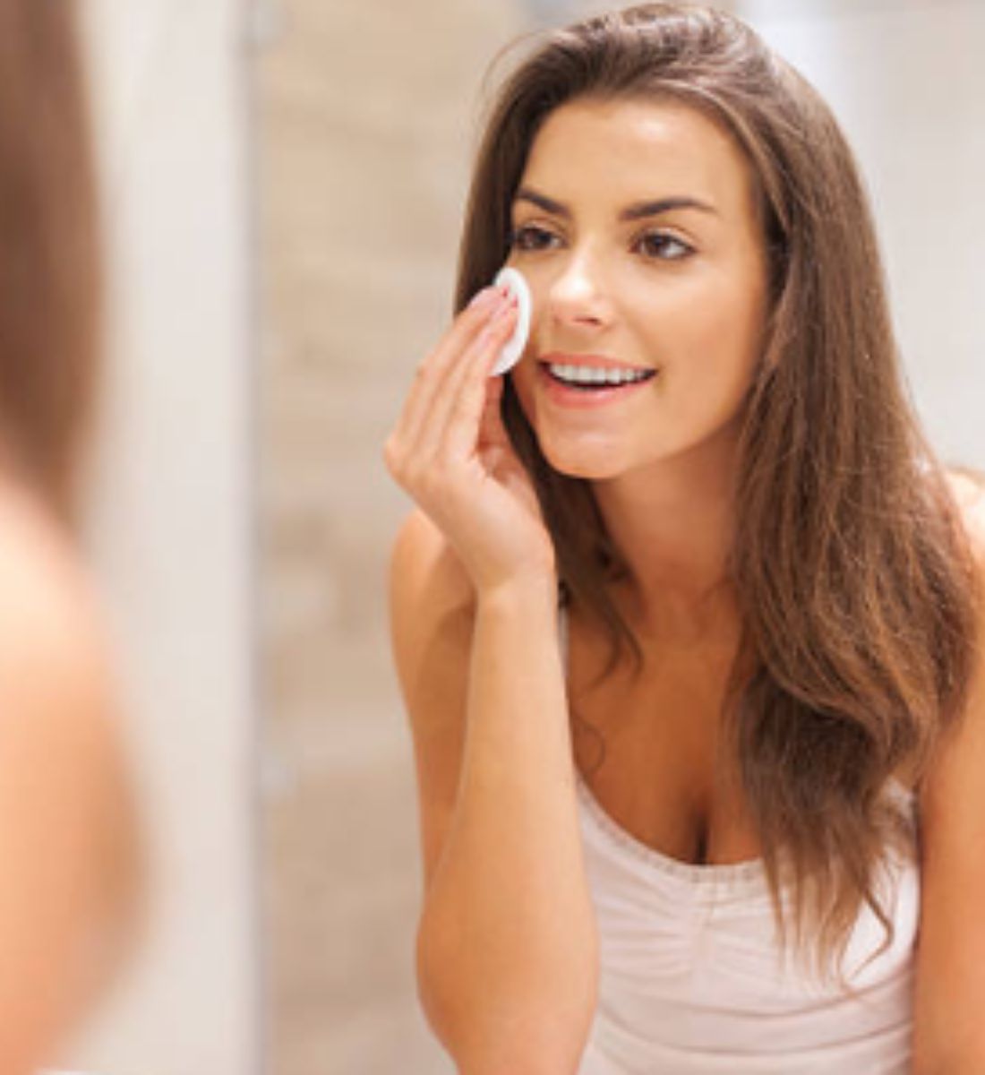 Trucos para desmaquillarte en El Rocío: básicos que no te deben faltar