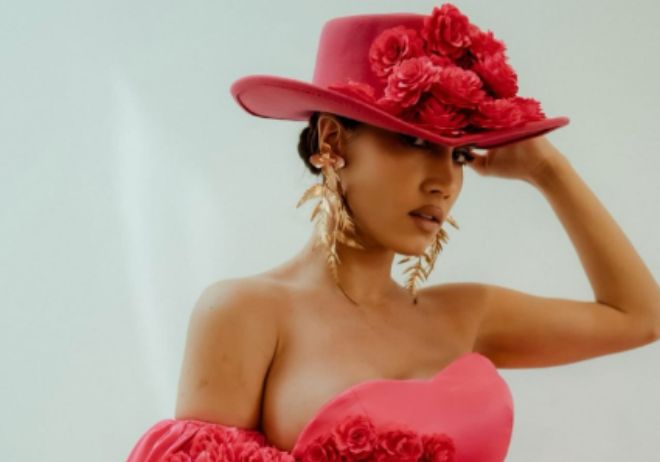 India Martínez sorprende en la Feria de Córdoba vestida de flamenca con sombrero