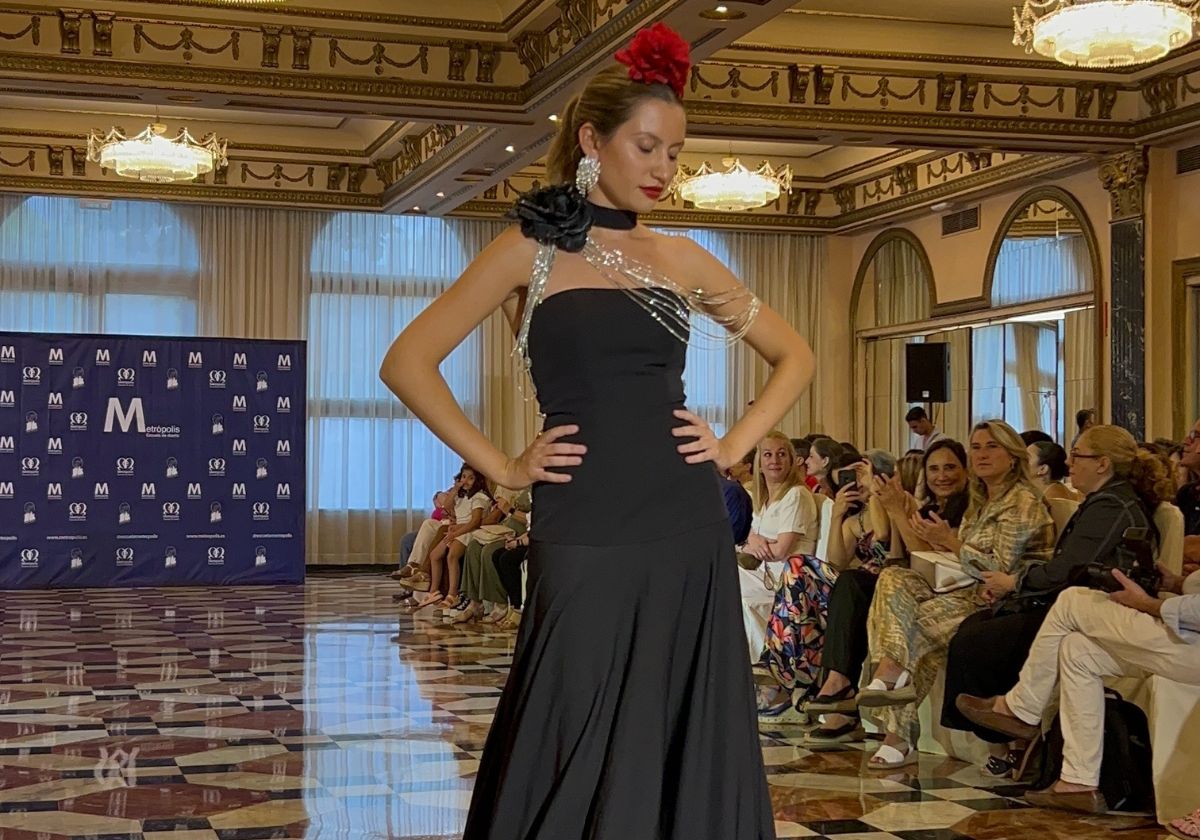 Así fue el desfile sevillano de los alumnos de ‘Metrópolis’ que alumbró con sus diseños flamencos