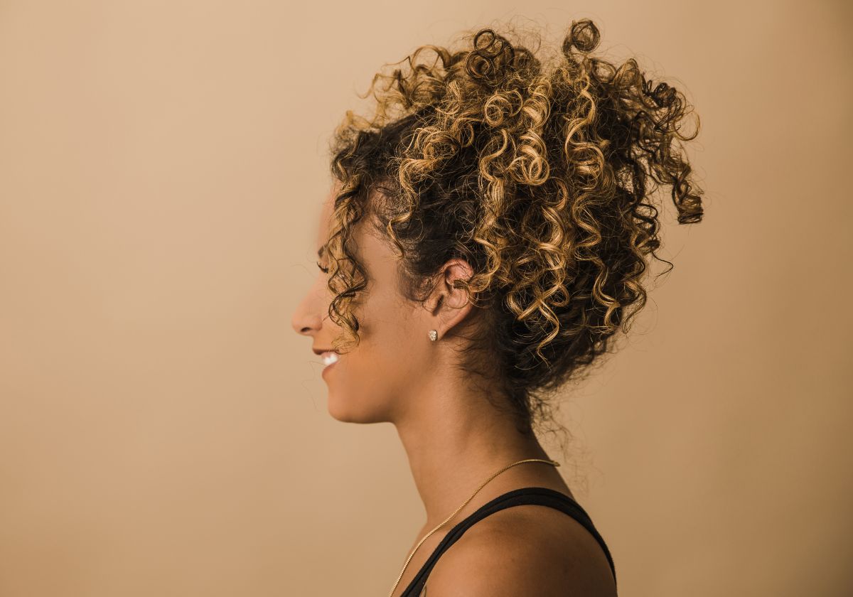 3 peinados para pelo rizado que puedes hacer en menos de 5 minutos