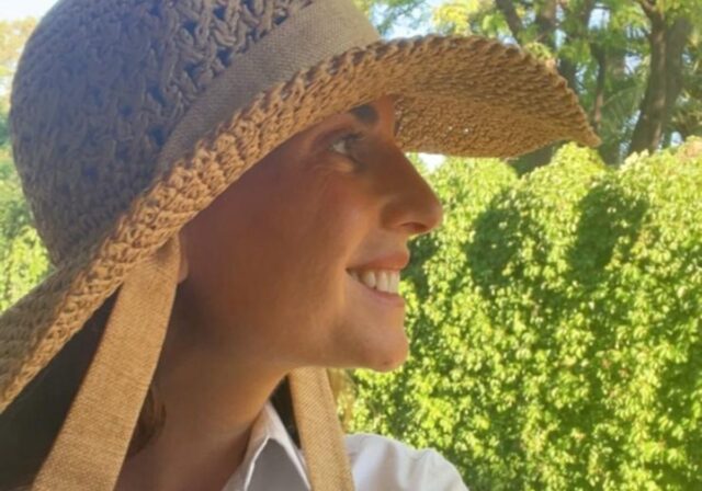 El sombrero de Lourdes Montes con aires mediterráneos que arrasa en redes