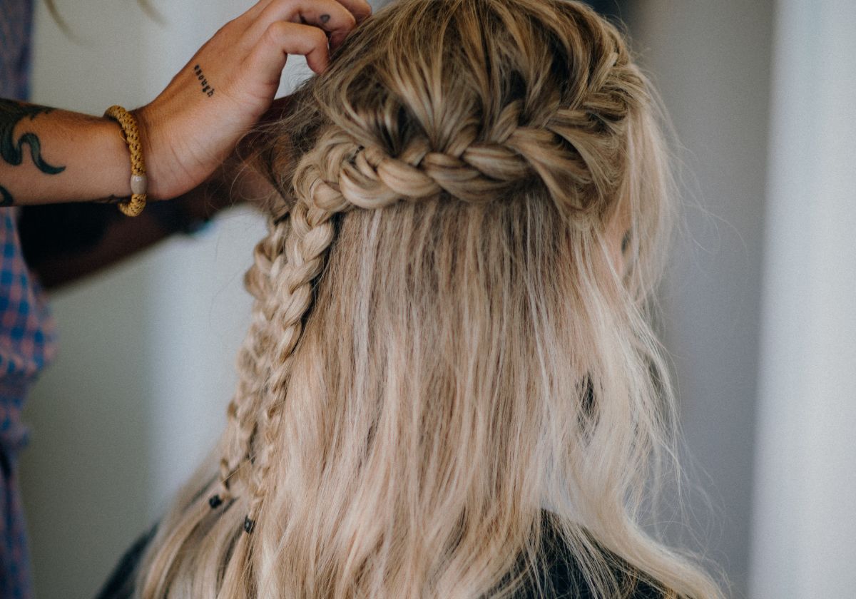 5 ideas de peinados con trenza y el pelo suelto que están en tendencia