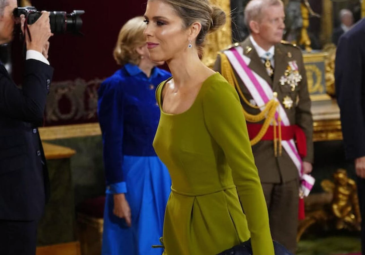 “¡Haciendo marca Andalucía!”: Manuela Villena, vestida de una firma sevillana el Día de la Hispanidad