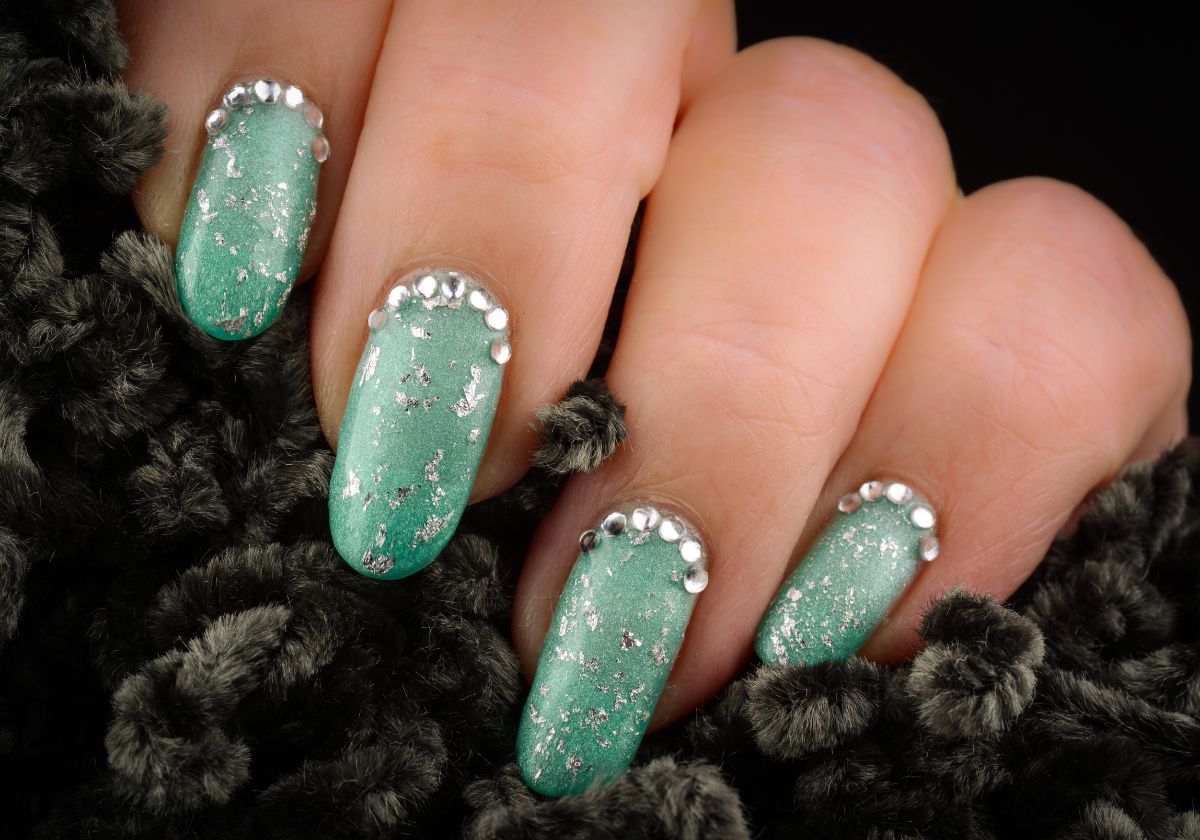 Una manicurista experta revela los diseños que no deberías hacerte en Navidad: “Eso maltrata mucho las uñas”