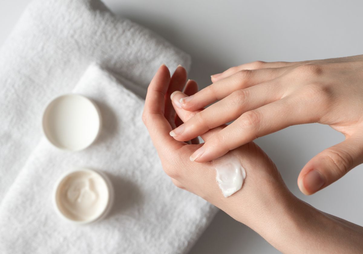 La crema de manos que funciona mientras duermes y que recomiendan los dermatólogos en invierno