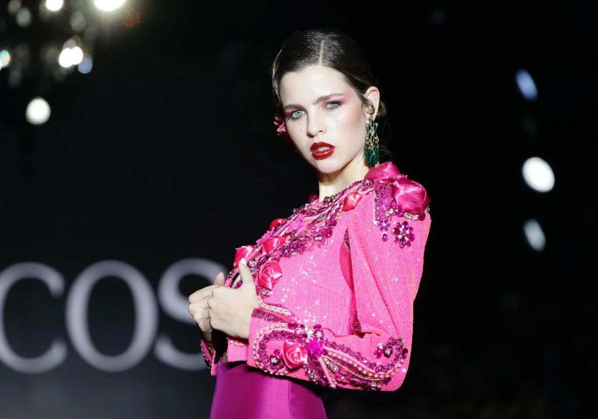 De la pasarela a la Feria: conjuntos con brillo, mantones como faldas y otras tendencias que vienen pisando fuerte